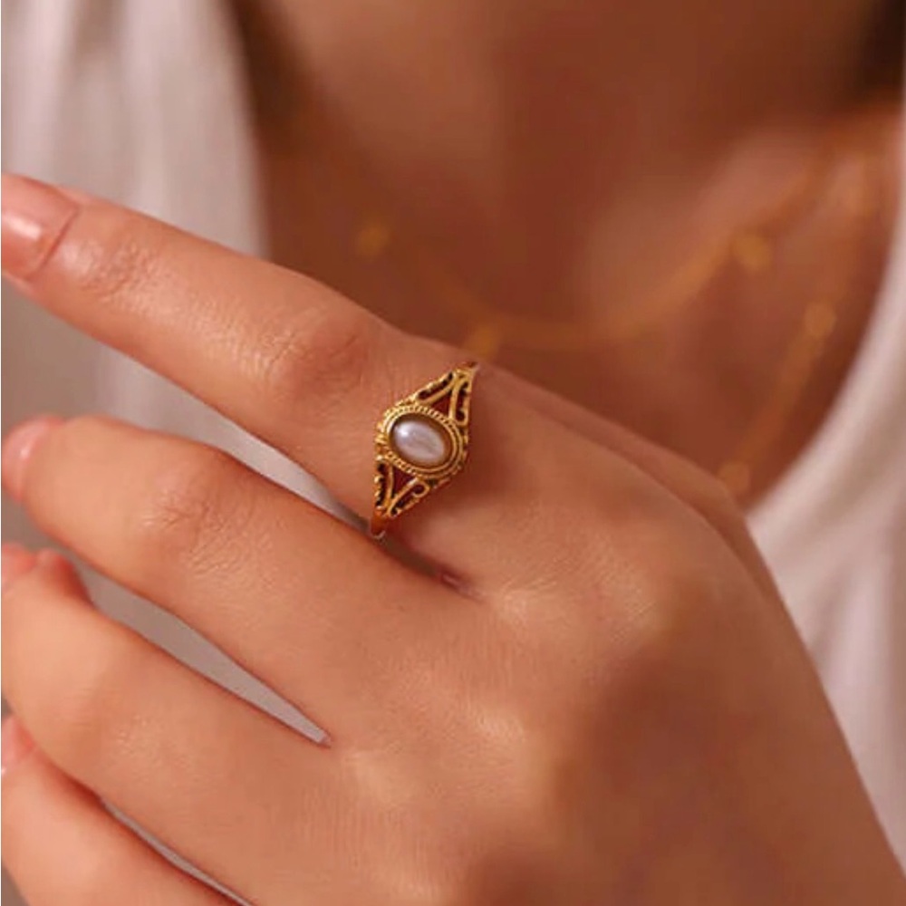Vintage-Style Gold Pearl Ring | Oval Pearl Filigree Ring - Picture 4 of 5